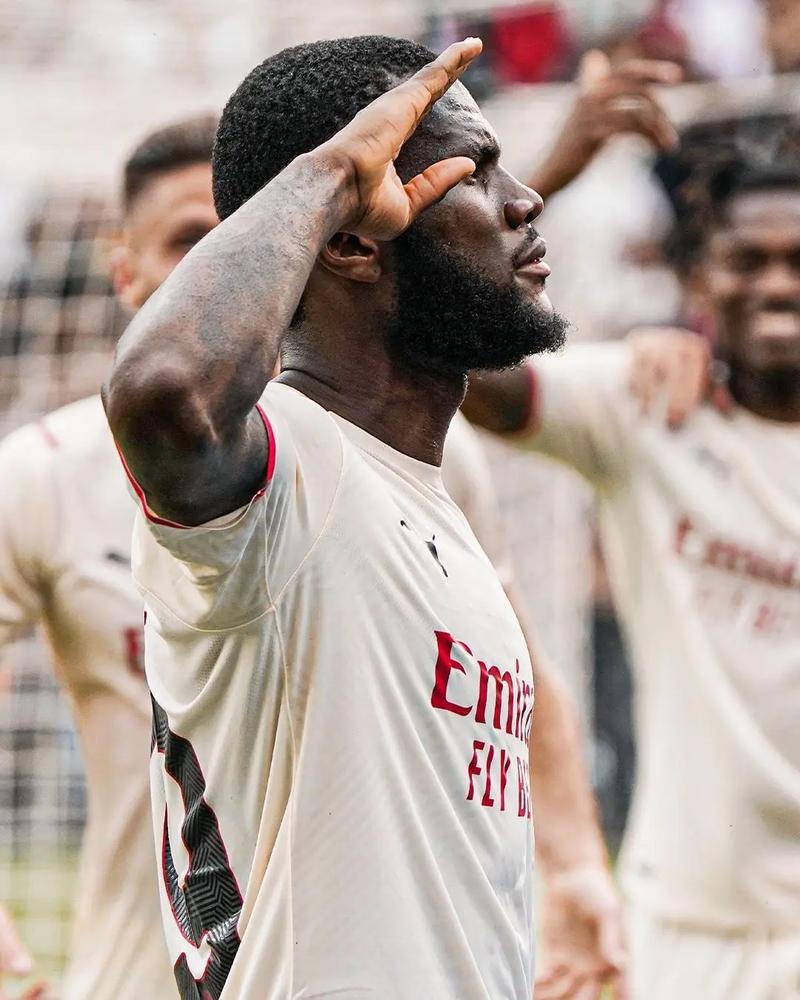 乐福半场三分4中3得到11分，爵士板凳球员得分占比近一半（乐福半场三分命中率75%拿下11分，爵士替补贡献近半数得分）