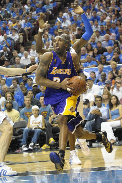 詹姆斯年终大战总分+三分连创历史第一 数据+胜利全输杜兰特太悲催（詹姆斯年终战总分与三分双登历史第一，数据与胜利却不敌杜兰特）