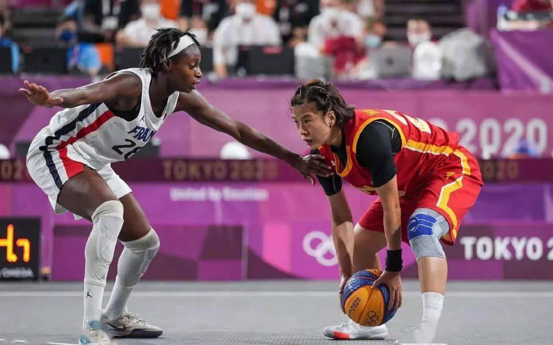 他在闹，他在笑，林加德与拉什福德通道内嬉戏（笑闹不断，林加德和拉什福德在通道内打趣嬉闹）