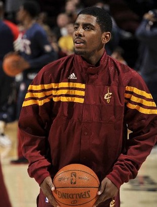 仍然深爱红军！萨拉赫出战非洲杯的护腿板上有利物浦元素（红军情未减：萨拉赫非洲杯护腿板融入利物浦元素）