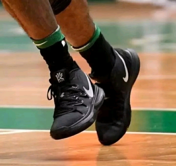 美媒：字母哥交易流言骤起，雄鹿高层强硬表态拒绝放人（美媒曝字母哥交易风声渐紧，雄鹿管理层强硬拒绝放行）