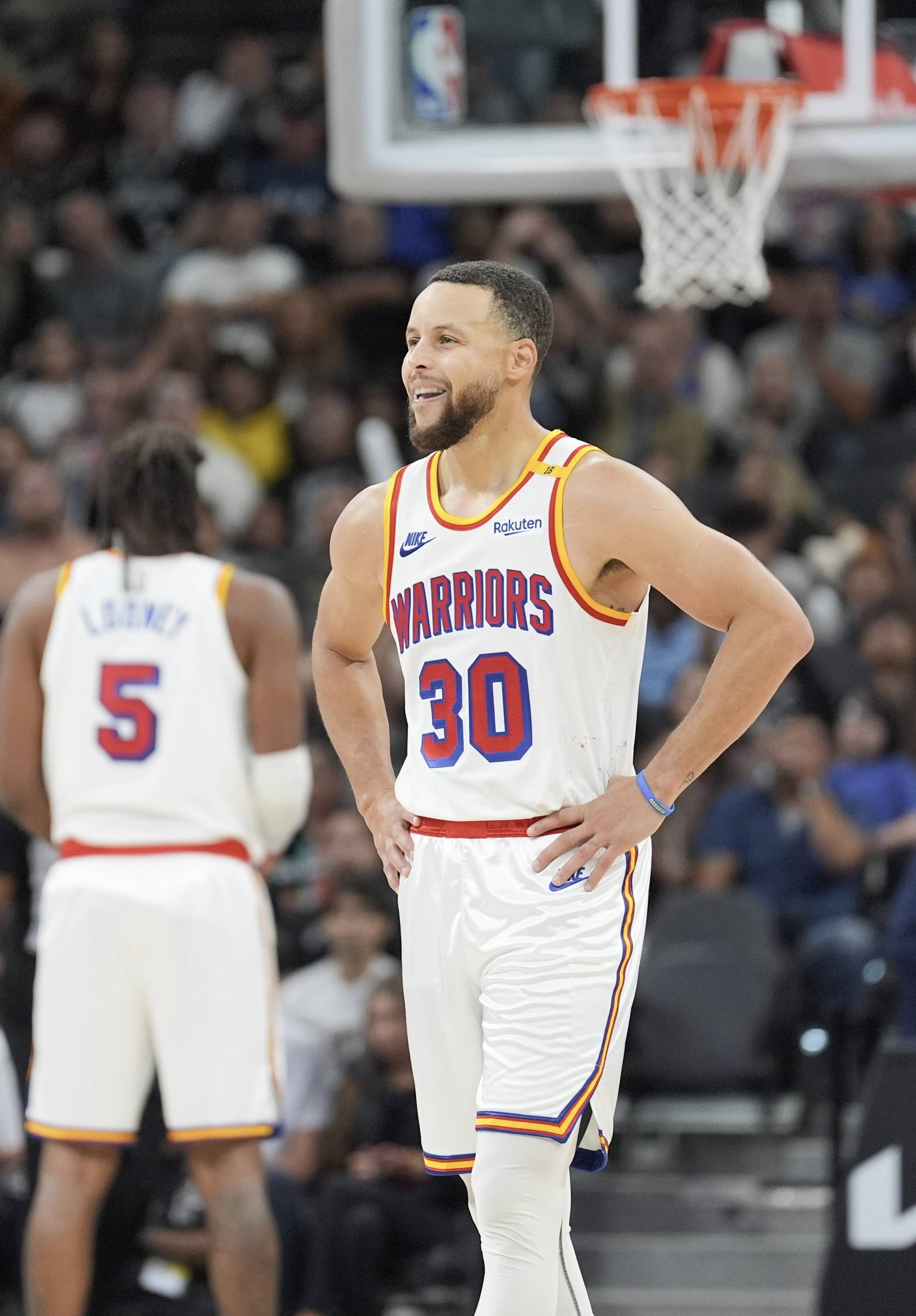 阿隆索难镇住更衣室：皇马是否需要重建？弃用功勋主帅要付出代价？（阿隆索难控更衣室，皇马是否步入重建期？更换功勋主帅的代价几何？）