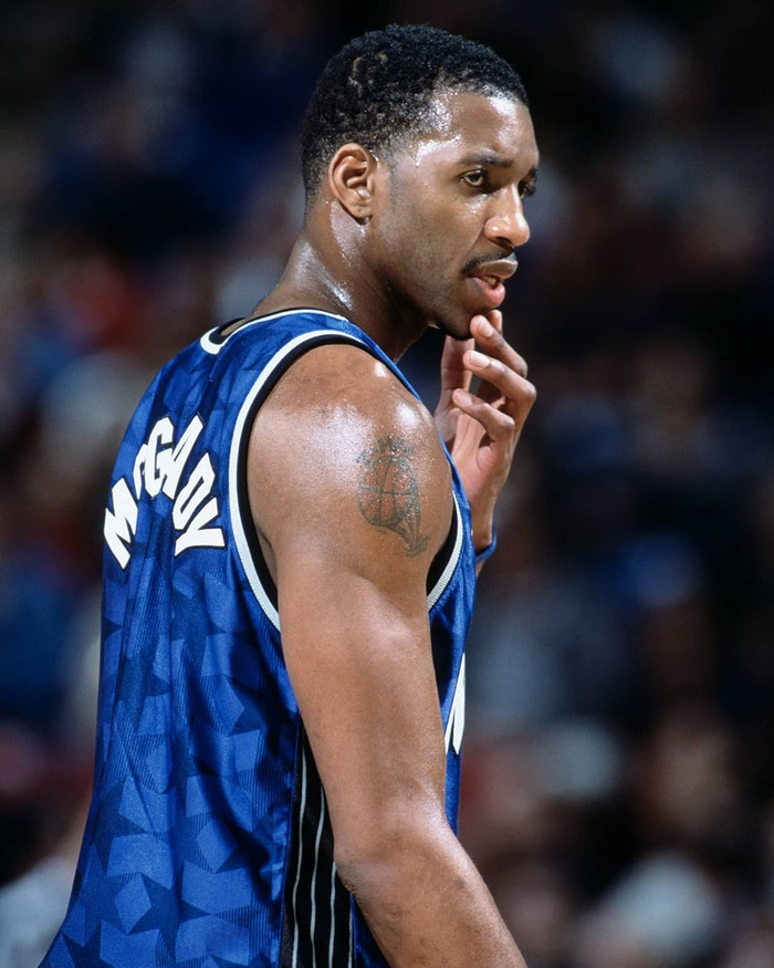 大卫·詹姆斯表现亮眼，准三双数据却因失误略显遗憾（大卫·詹姆斯发挥出彩，准三双被失误略打折扣）