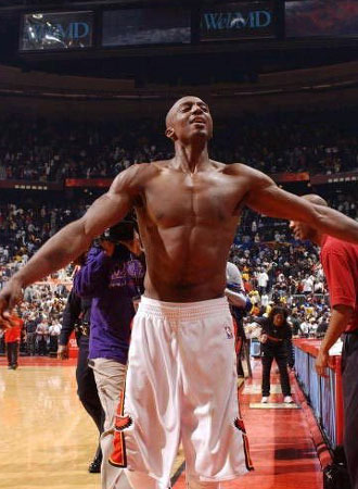 快速反击直接打穿整条防线（闪电反击一举撕裂整条防线）