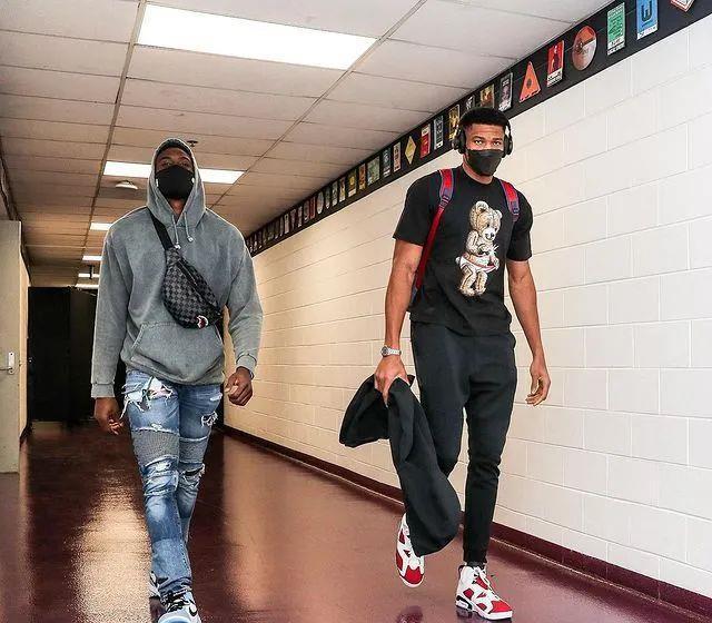 名记：若字母哥养伤期间雄鹿战绩拉胯，双方就走到分手尽头了（知名记者称：若字母哥休养期雄鹿战绩不佳，双方恐将走向分道扬镳）