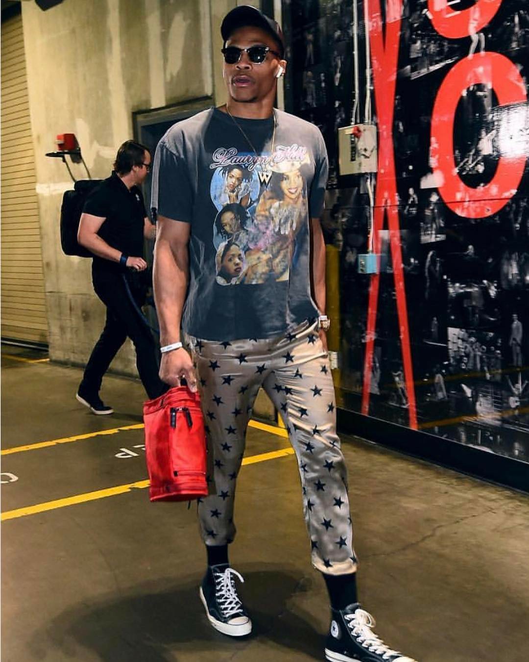 足球英超球队因球迷冲突被罚款，场面一度失控（英超俱乐部因球迷冲突遭罚，现场一度失控）