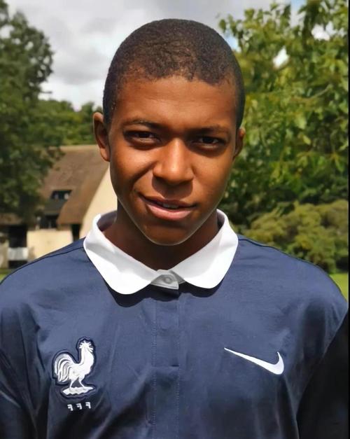 这不应该啊！刘佳鑫跟进空篮不中 自己抱头懊恼（刘佳鑫跟进空篮竟未命中，抱头懊恼：这球不该丢）