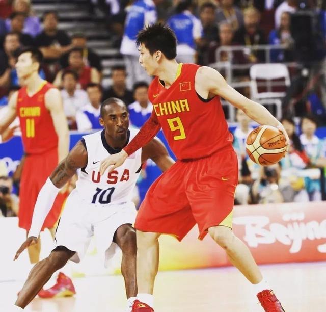 足球中超队长带伤上阵，拼劲获赞（中超队长带伤出战，顽强拼搏赢称赞）