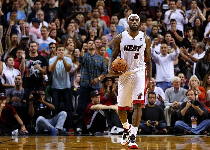 原声看火箭湖人冲突!戴维森故意冲撞克勒贝尔双方垃圾时间险些冲突（原声直击火箭对湖人摩擦：戴维森疑似故意撞倒克勒贝尔，垃圾时间险酿冲突）