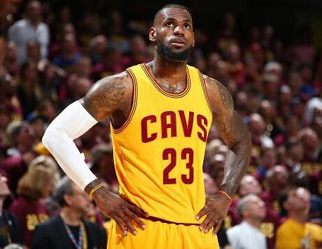 官宣喜讯！东契奇二娃出生引热议 湖人官方祝贺詹姆斯发声：恭喜兄弟（喜讯官宣：东契奇喜得二胎引热议，湖人官方送上祝贺，詹姆斯发声恭喜兄弟）